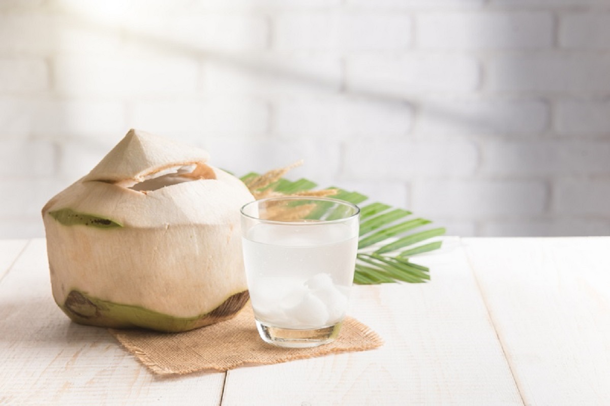 A água de coco é mais hidratante do que a normal?
