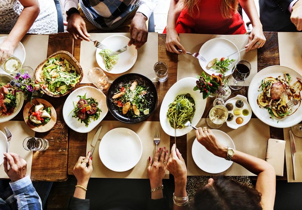 Ciência descobre um novo risco de comer em restaurantes