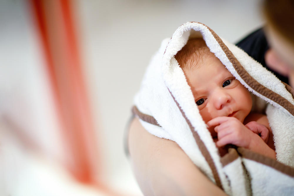 Fotografia de pai a amamentar bebé recém-nascido torna-se viral