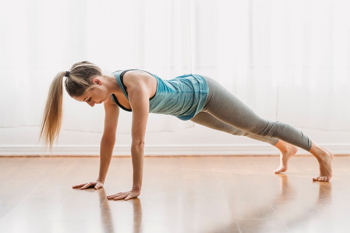 Mulher Fitness Levanta Braços Com Halteres Por Trás Cabeça Fazendo