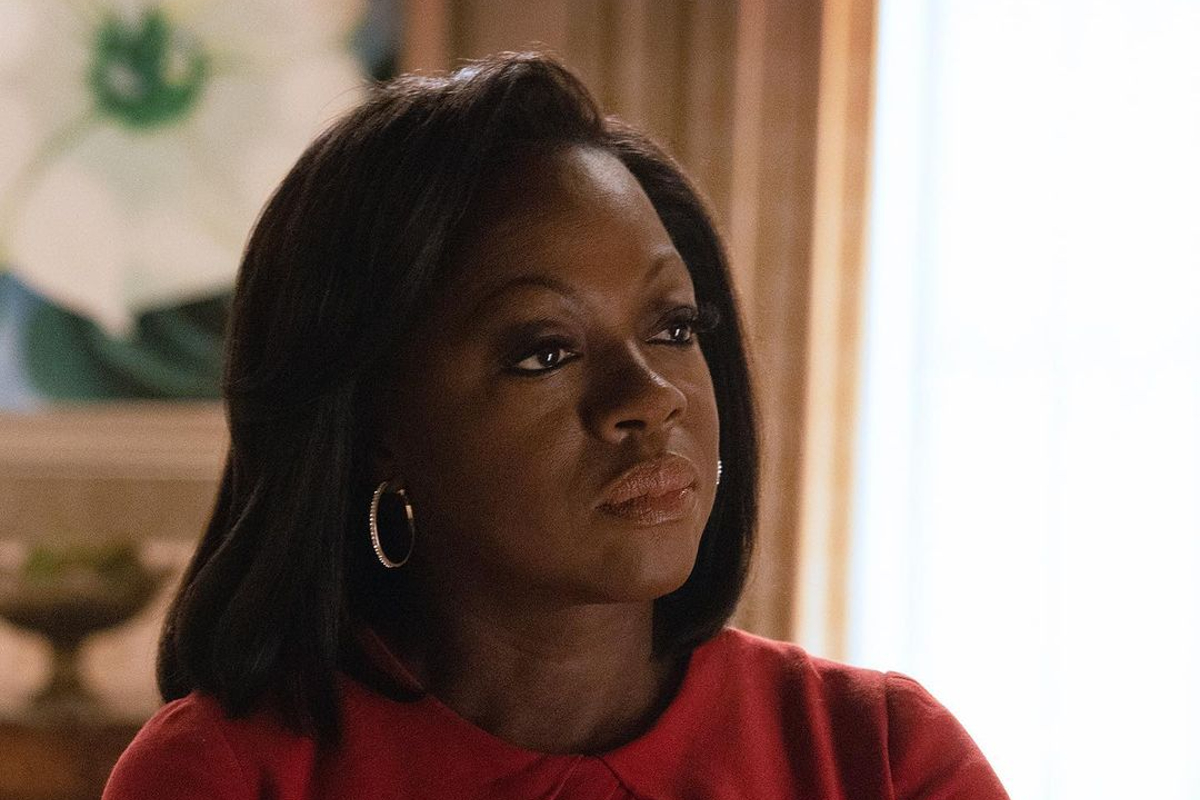 Viola Davis surge irreconhecível no papel de Michelle Obama
