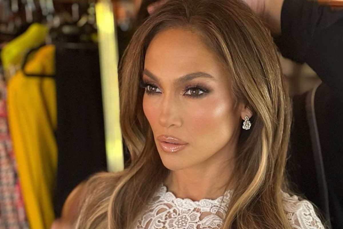 Jennifer Lopez surge irreconhecível em novo vídeo sem maquilhagem
